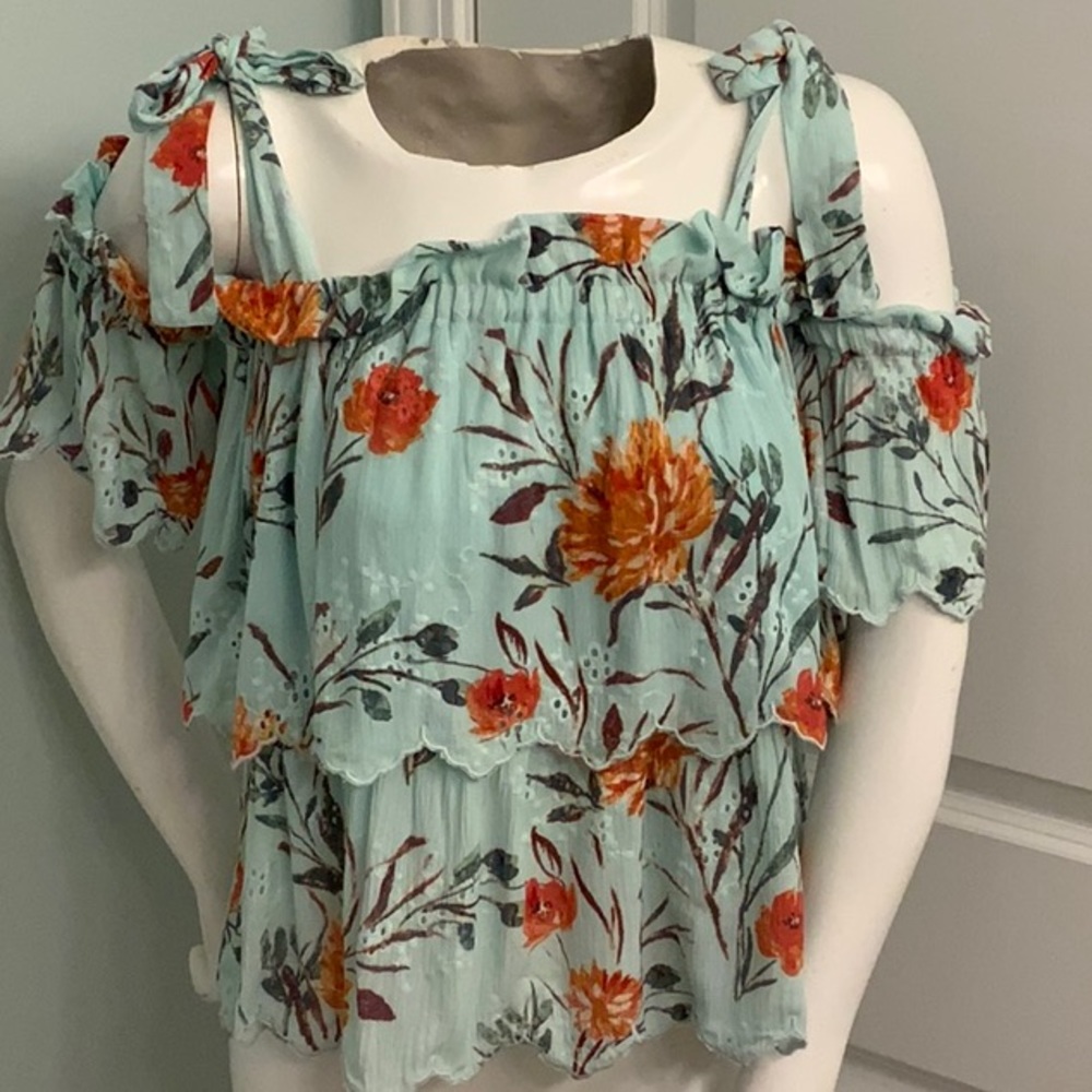 NWT Mint floral top with eyelet detailing, tie shoulders and cold shoulder